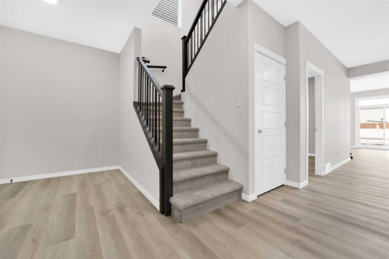 317 Corner Glen Way NE