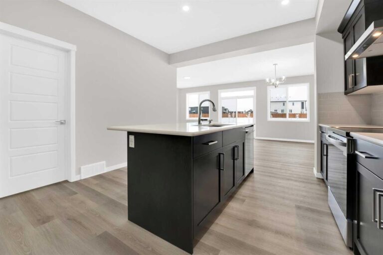 317 Corner Glen Way NE