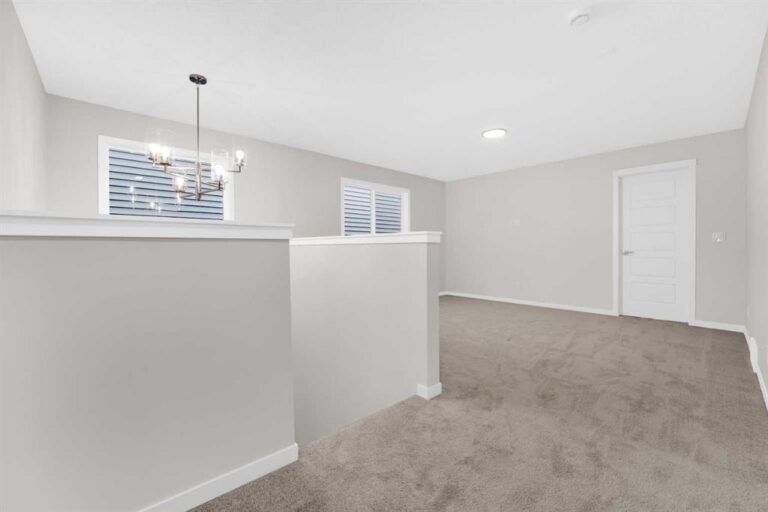 317 Corner Glen Way NE