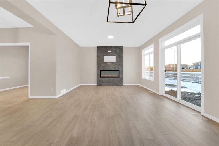 309 Corner Glen Way NE