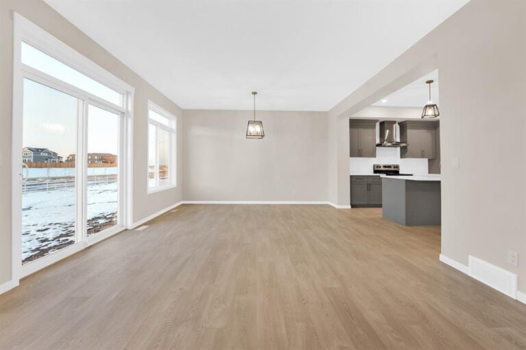 309 Corner Glen Way NE