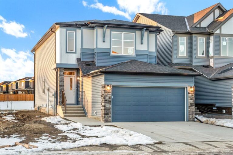 309 Corner Glen Way NE