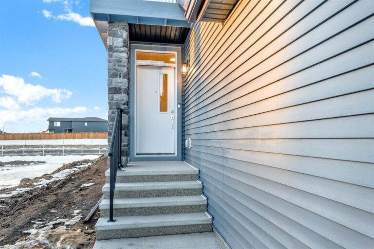 309 Corner Glen Way NE