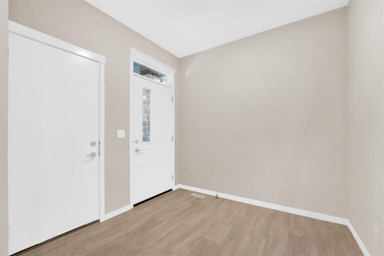 309 Corner Glen Way NE