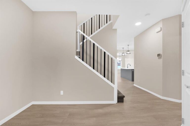 309 Corner Glen Way NE