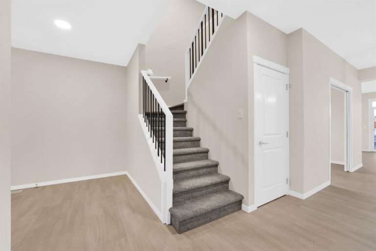 309 Corner Glen Way NE