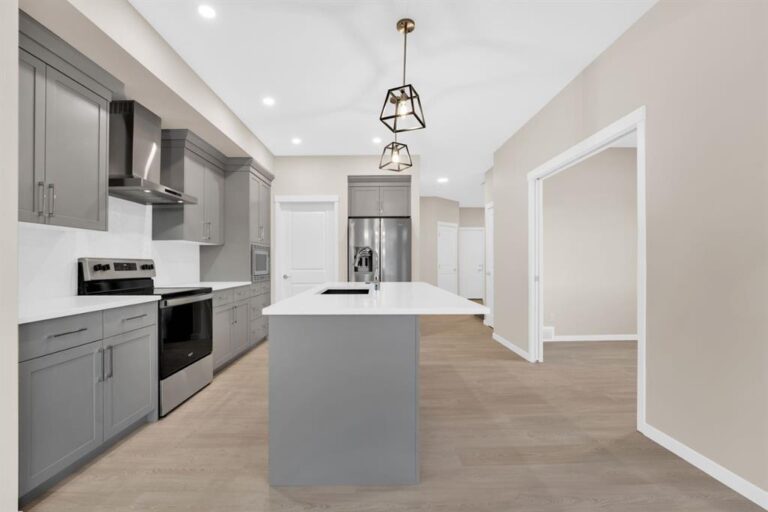 309 Corner Glen Way NE