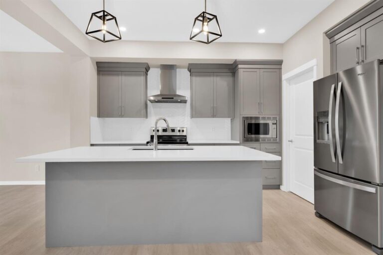 309 Corner Glen Way NE