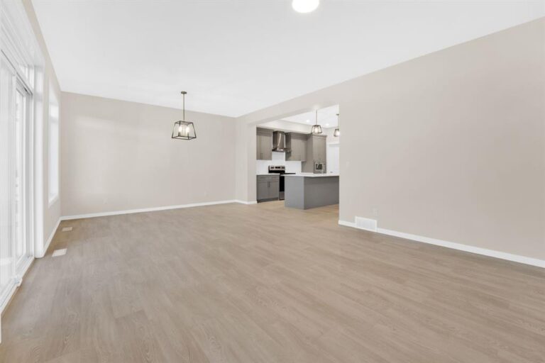 309 Corner Glen Way NE