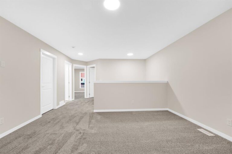 309 Corner Glen Way NE