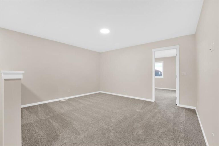 309 Corner Glen Way NE