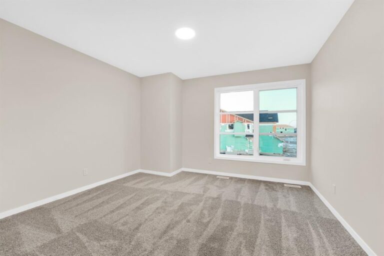 309 Corner Glen Way NE