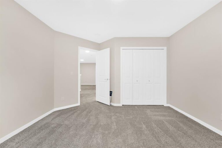 309 Corner Glen Way NE