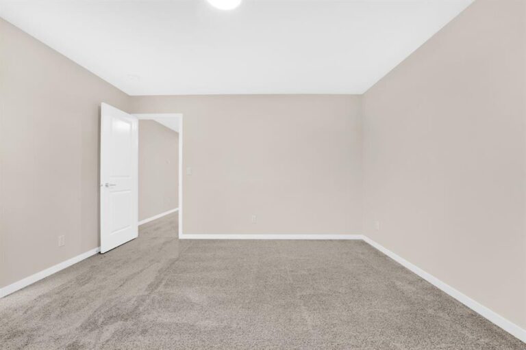 309 Corner Glen Way NE