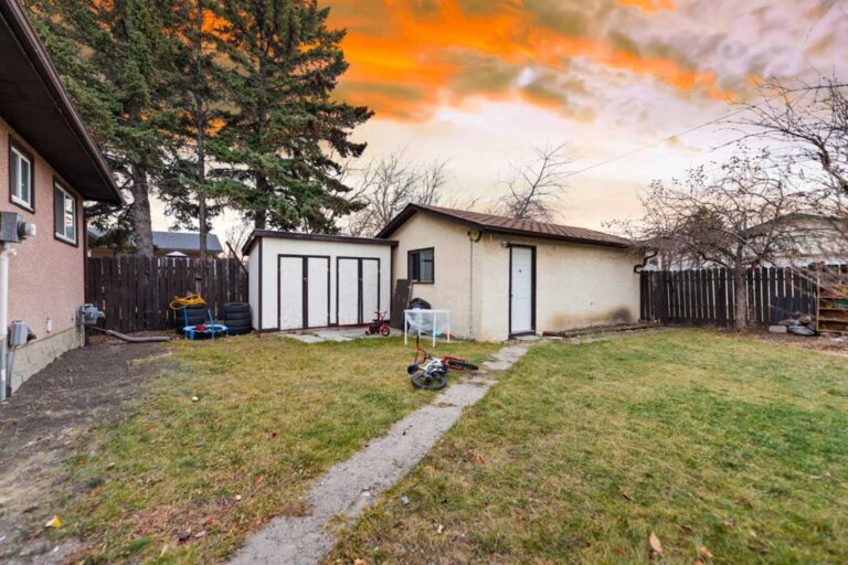 6709 29 Avenue NE