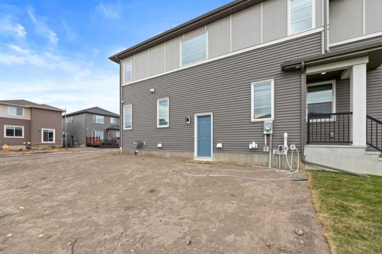 7 Corner Glen Common NE