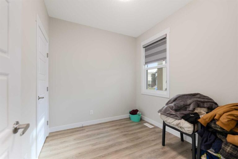 7 Corner Glen Common NE
