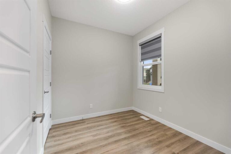 7 Corner Glen Common NE