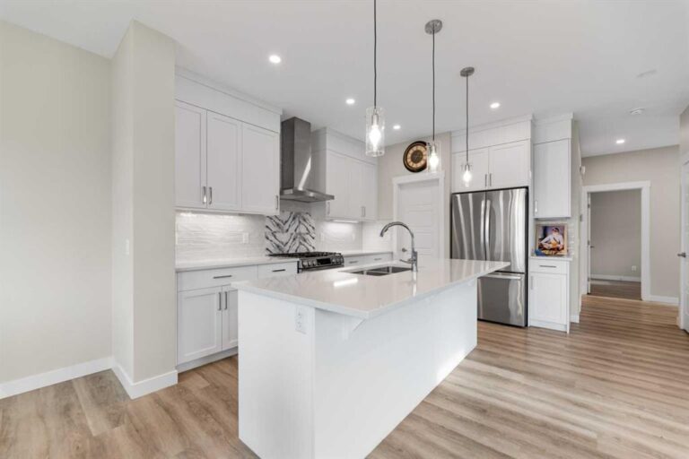 7 Corner Glen Common NE
