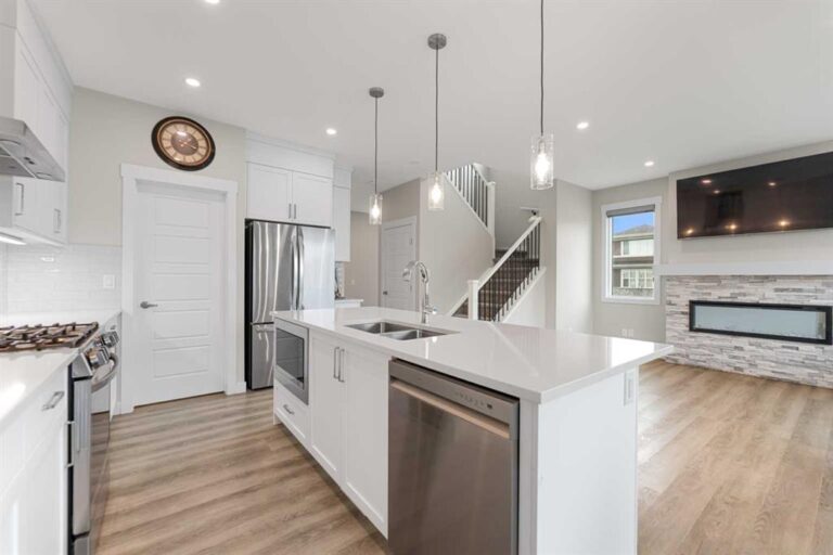 7 Corner Glen Common NE