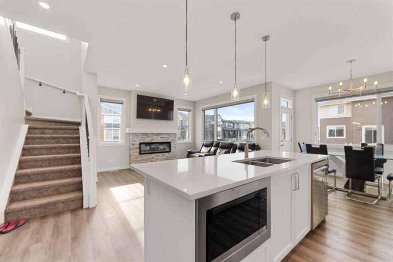7 Corner Glen Common NE