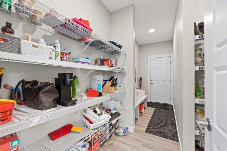 7 Corner Glen Common NE