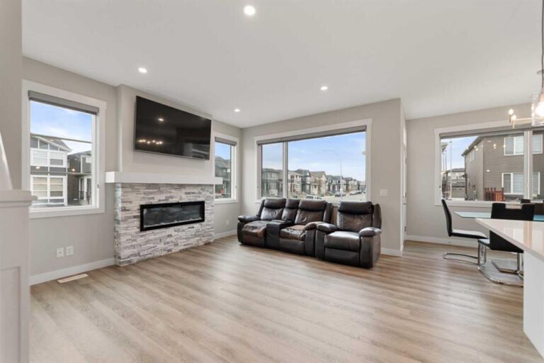 7 Corner Glen Common NE