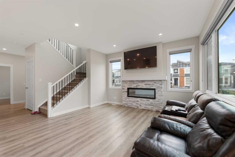 7 Corner Glen Common NE