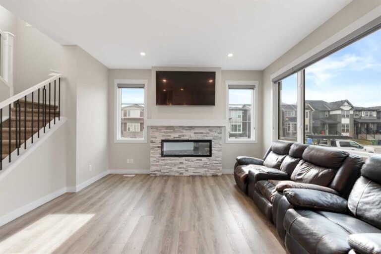 7 Corner Glen Common NE