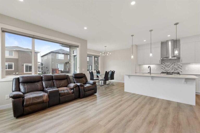7 Corner Glen Common NE