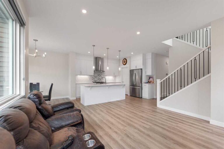 7 Corner Glen Common NE