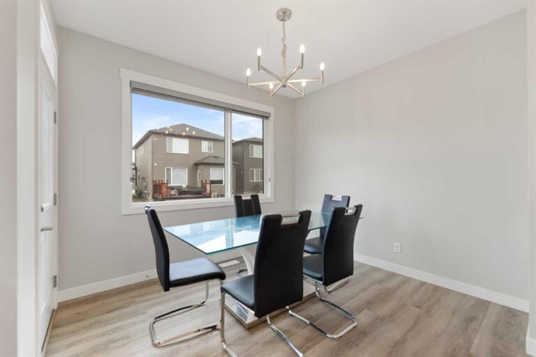 7 Corner Glen Common NE