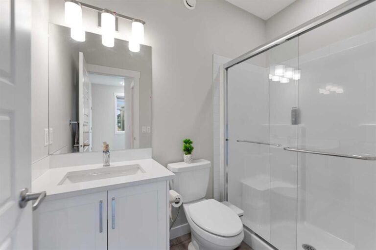 7 Corner Glen Common NE