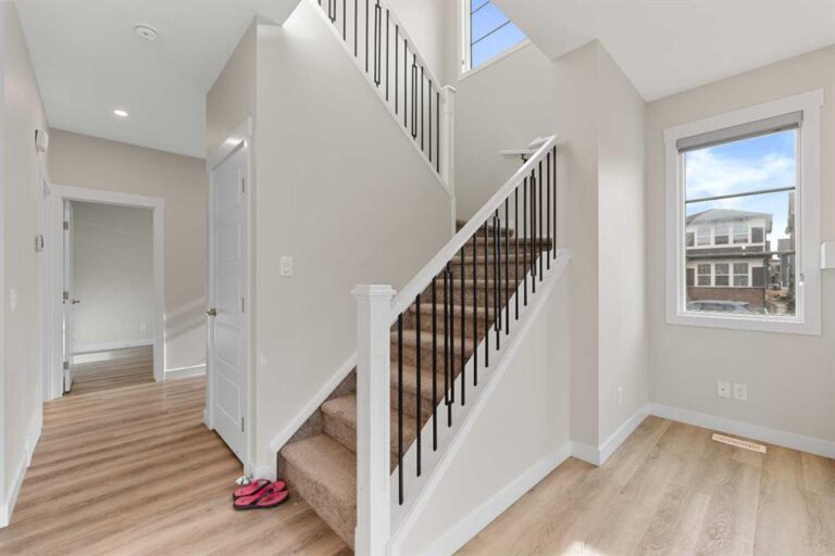 7 Corner Glen Common NE