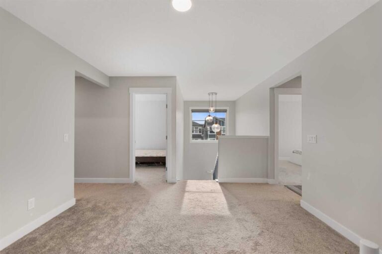 7 Corner Glen Common NE