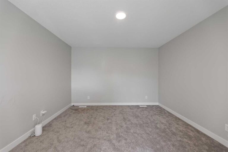 7 Corner Glen Common NE