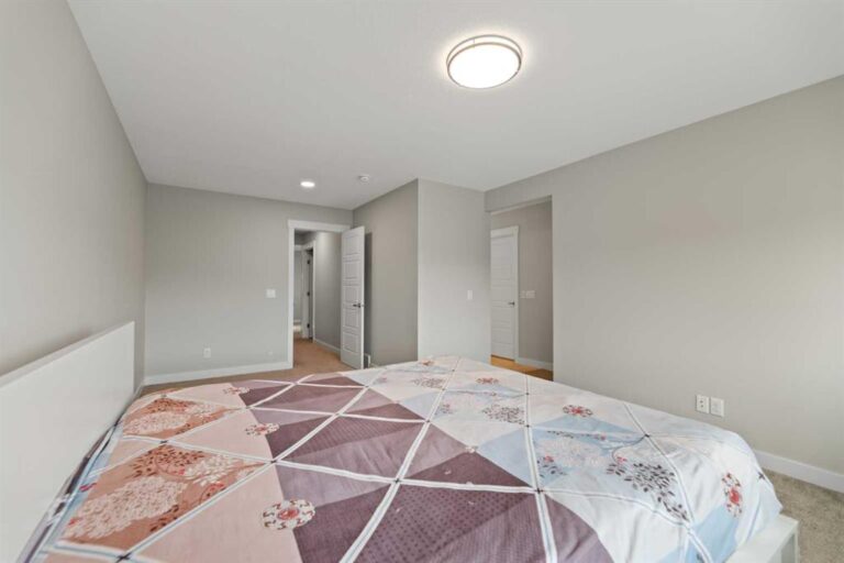 7 Corner Glen Common NE