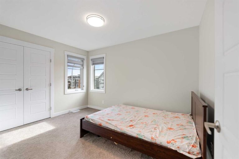 7 Corner Glen Common NE