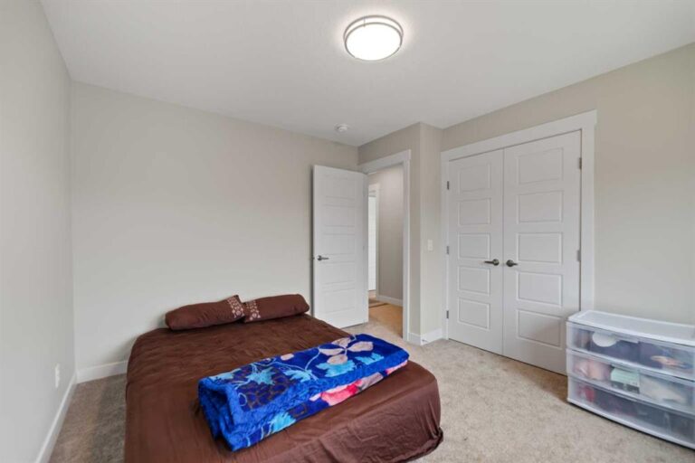 7 Corner Glen Common NE