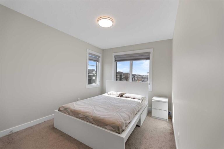 7 Corner Glen Common NE
