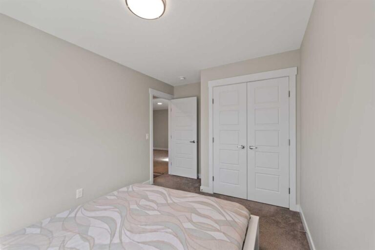 7 Corner Glen Common NE