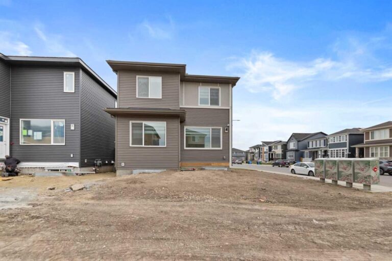 7 Corner Glen Common NE