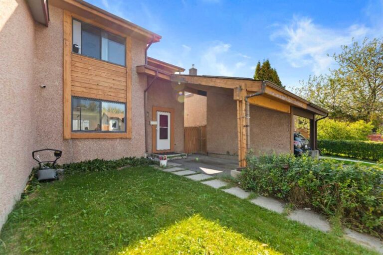 40 Pinecliff Close NE