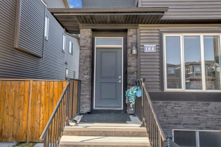 188 Corner Meadows Way NE