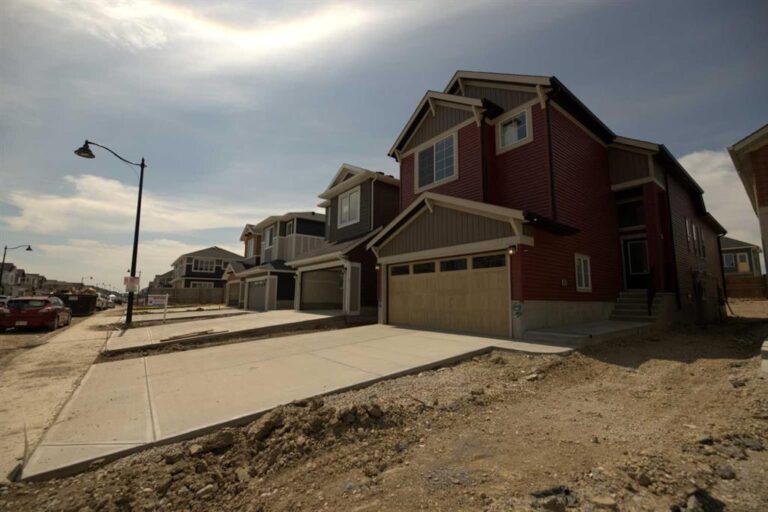 379 Homestead Grove NE