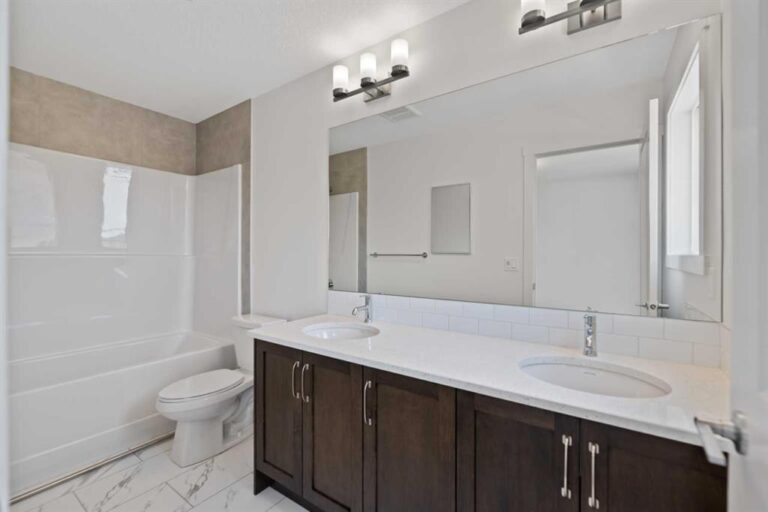 379 Homestead Grove NE