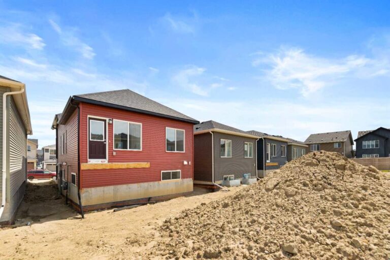 379 Homestead Grove NE
