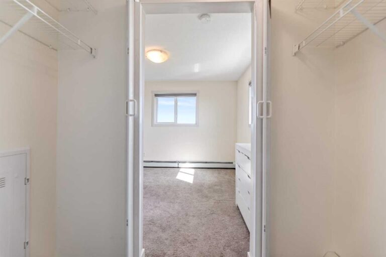 181 Skyview Ranch Manor NE #2401