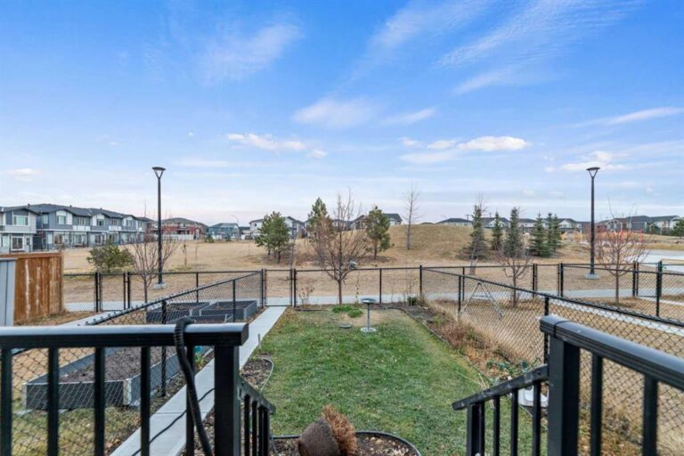 29 Saddlestone Link NE