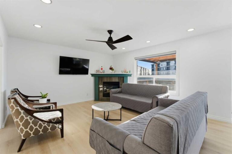325 Bayside Place SW